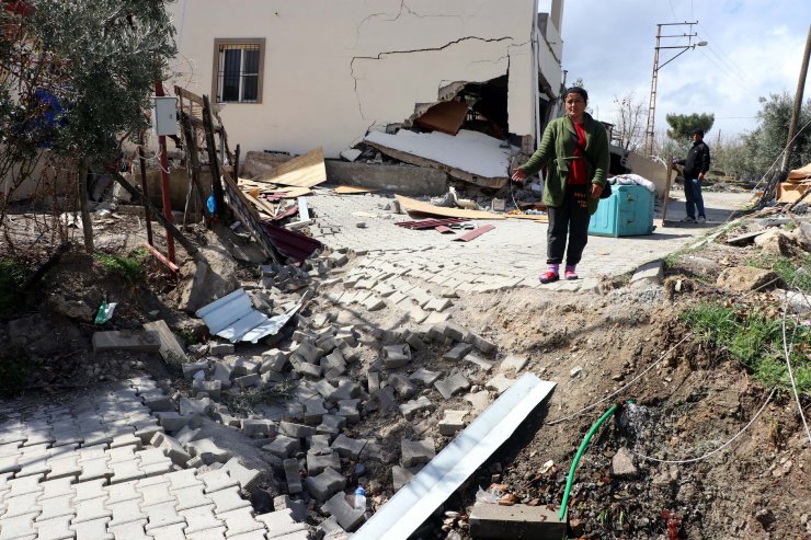 Fay hattının geçtiği yol çöktü, müstakil evin yönü değişti