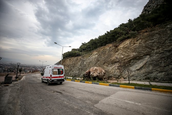 Hatay'da depremde yıkılmayan evlere dağdan kopan kayalar zarar verdi
