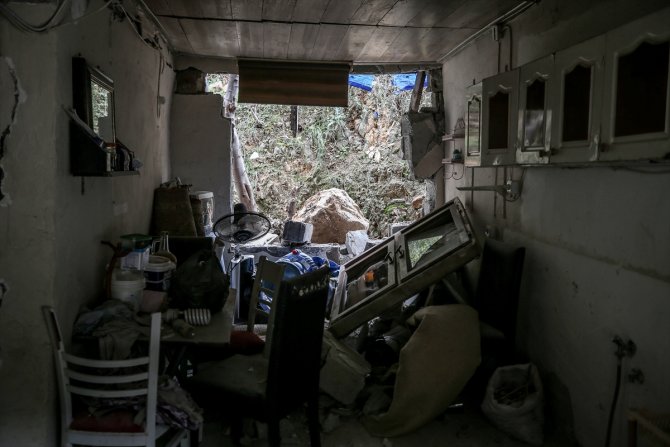 Hatay'da depremde yıkılmayan evlere dağdan kopan kayalar zarar verdi