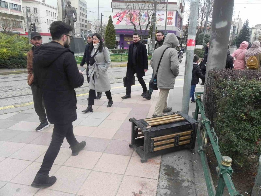 Hıncını çöp kutusundan çıkardı!