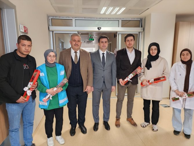 Konya Güneysınır'da sağlık çalışanlarına gül hediye edildi