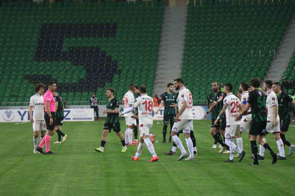 Olaylı geçen Sakaryaspor-Samsunspor maçına ceza yağdı