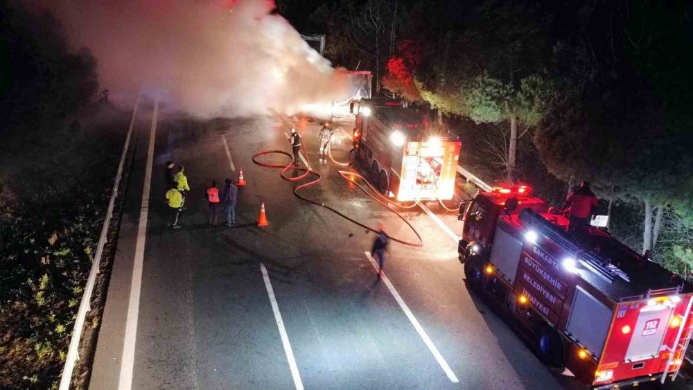 Otoyolda korkutan yangın: İplik yüklü tırın dorsesi küle döndü