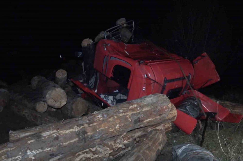 Tomruk yüklü tır ile pikap çarpıştı: 1 ölü, 5 yaralı