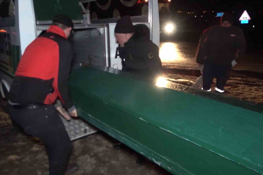 Tomruk yüklü tır ile pikap çarpıştı: 1 ölü, 5 yaralı