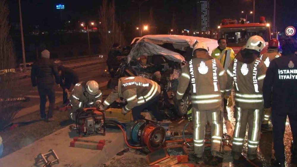 16 yaşındaki sürücünün kullandığı otomobil minibüse çarptı: 1 ölü 2 yaralı