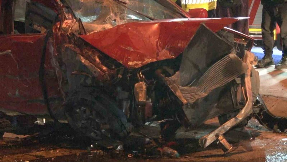 16 yaşındaki sürücünün kullandığı otomobil minibüse çarptı: 1 ölü 2 yaralı