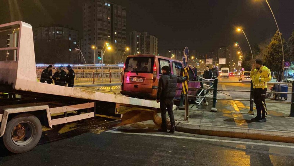 3 otomobil çarpıştı: 1 yaralı