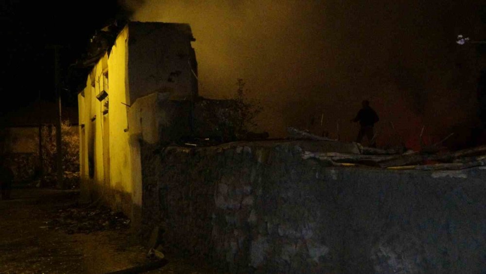 Depoda başlayan yangın evi küle çevirdi