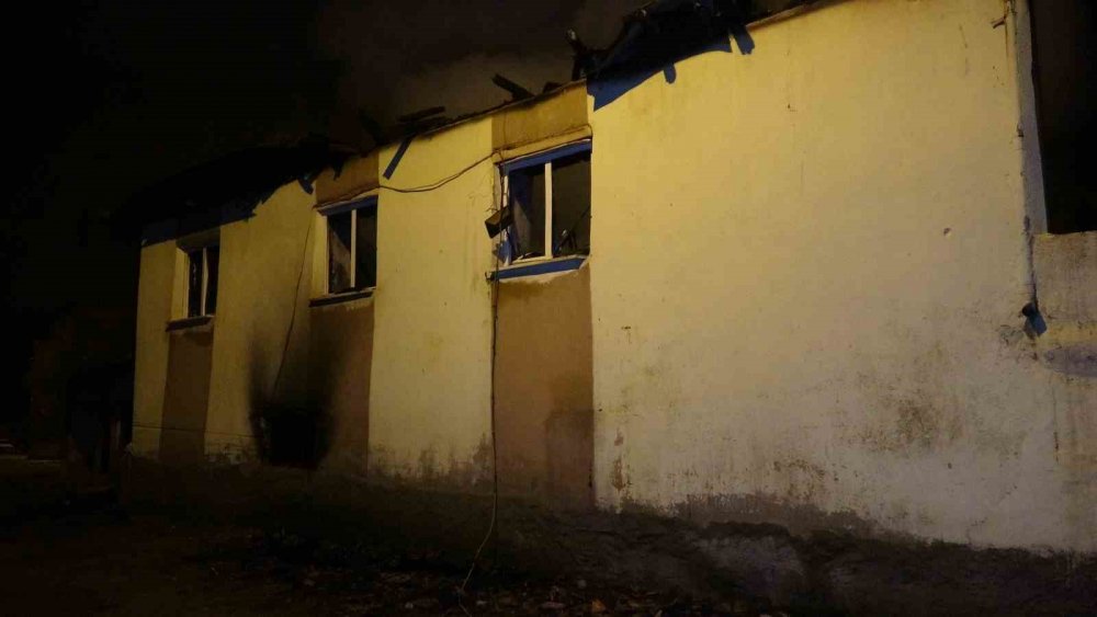 Depoda başlayan yangın evi küle çevirdi