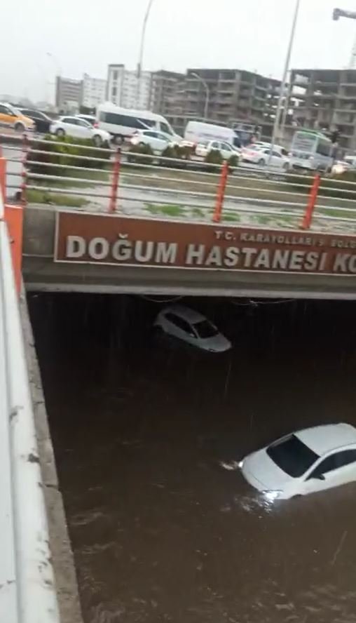 Diyarbakır’da sağanak, hayatı olumsuz etkiledi