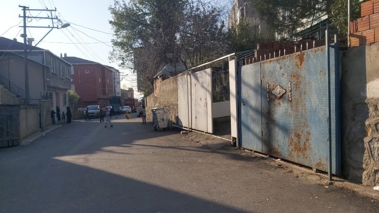 Raydan çıkan demir kapının altında kalan çocuk öldü