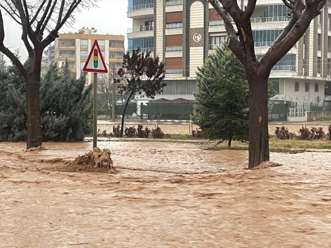 Şanlıurfa'da sağanak derelerin taşmasına neden oldu