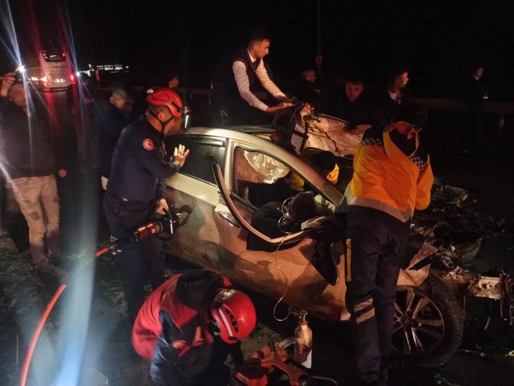 Üç aracın karıştığı trafik kazasında 1 kişi öldü, 2 kişi yaralandı