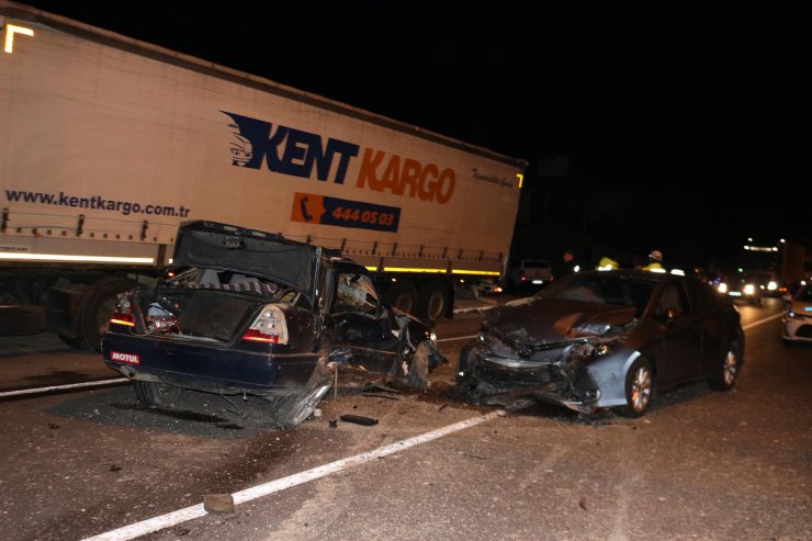 3 aracın karıştığı zincirleme kazada 2 kişi yaşamını yitirdi, 2 kişi yaralandı