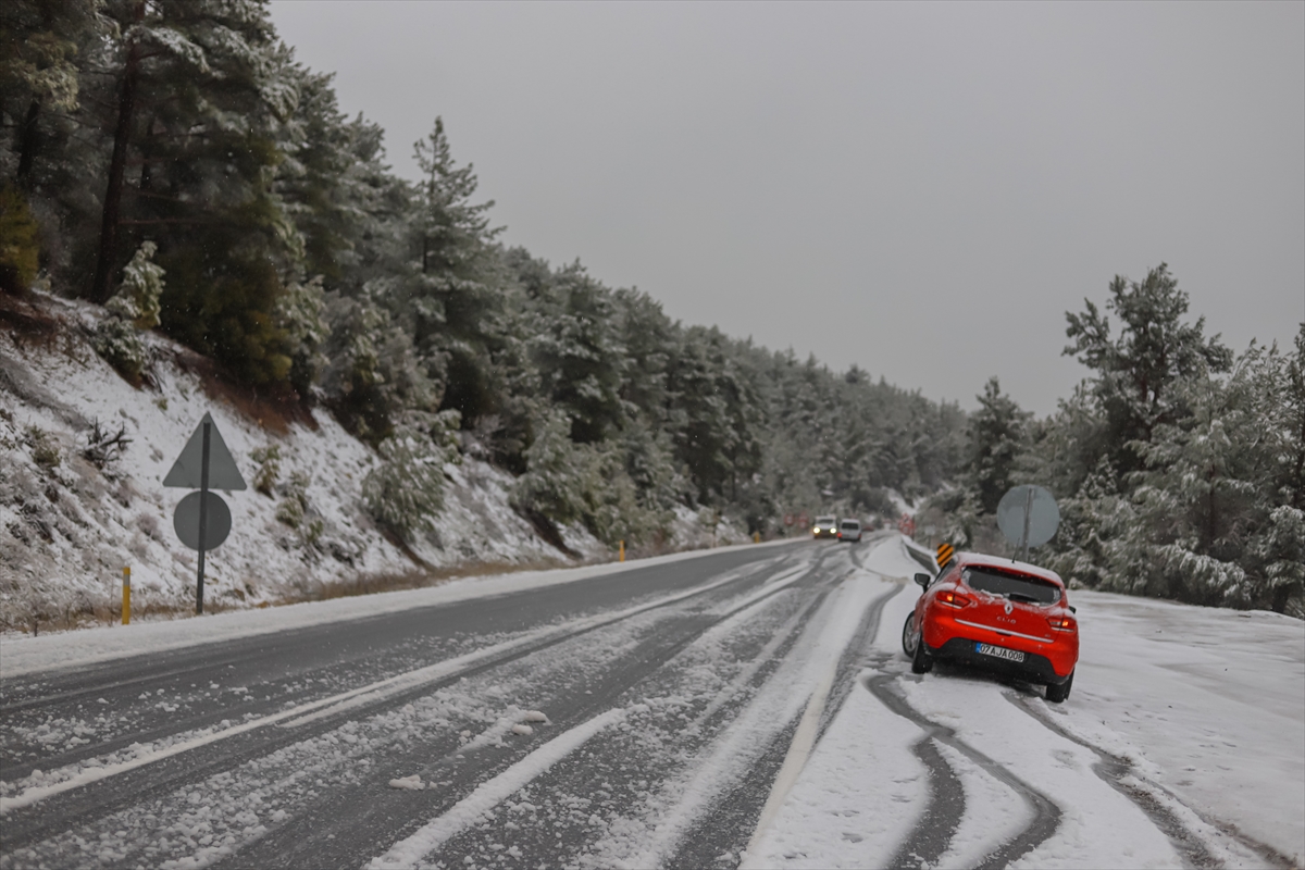antalya-konya-kara-yolu-kar-nedeniyle-tirlarin-gecisine-kapatildi-1.jpg