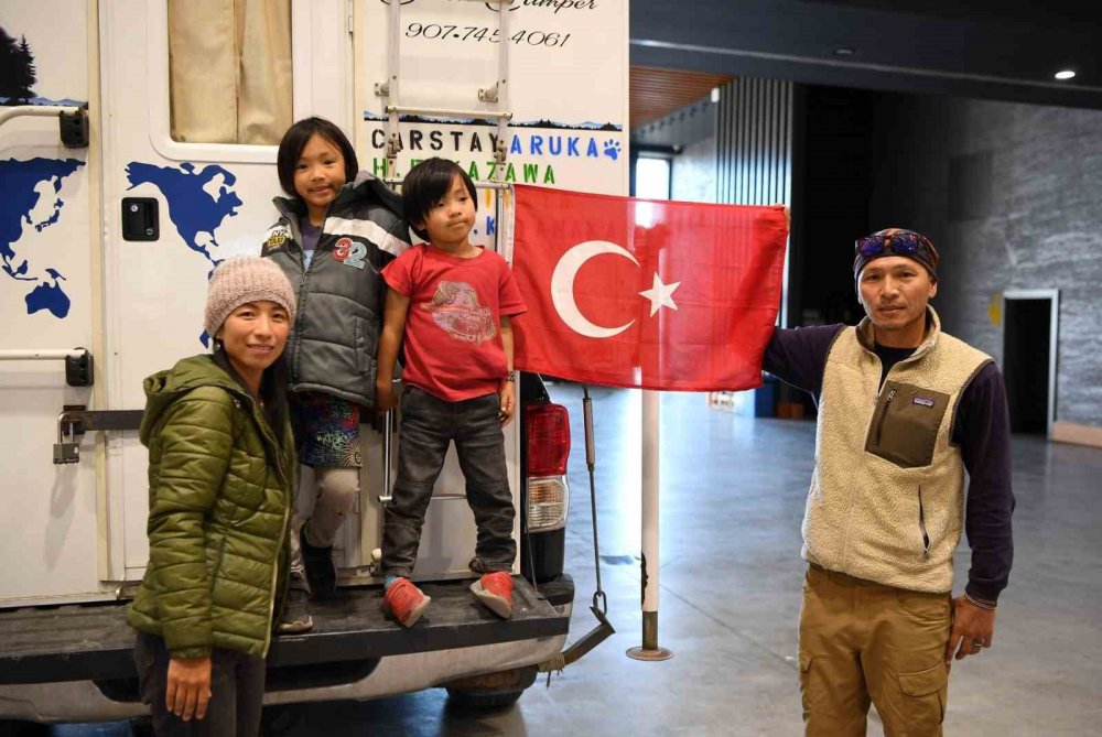 Geziyi yarıda bırakıp Türkiye'ye gelmişlerdi, Japon aileden örnek davranış