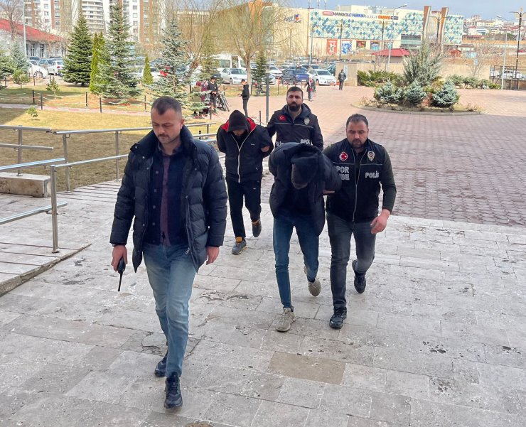 Sahaya girip Fiorentinalı futbolcuya saldıran 2 taraftar adliyede