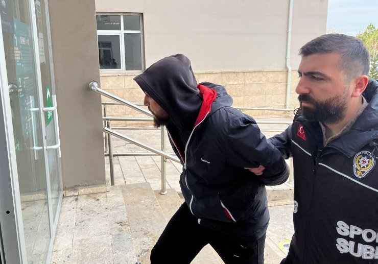 Sahaya girip Fiorentinalı futbolcuya saldıran 2 taraftar adliyede