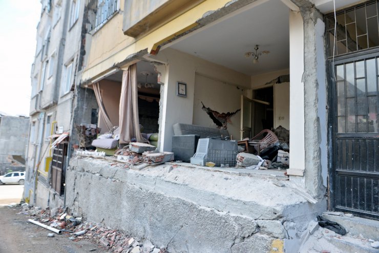 Hatay'da ağır hasarlı binalardan eşya kurtarma çabası