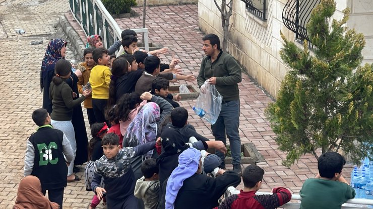 Şanlıurfa'da su basan otoparktaki 170 araç çıkarıldı, kayıp TIR şoförü aranıyor