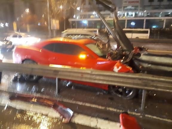 Ataşehir’de motosiklete çarpan otomobil bariyere girdi: 1 yaralı
