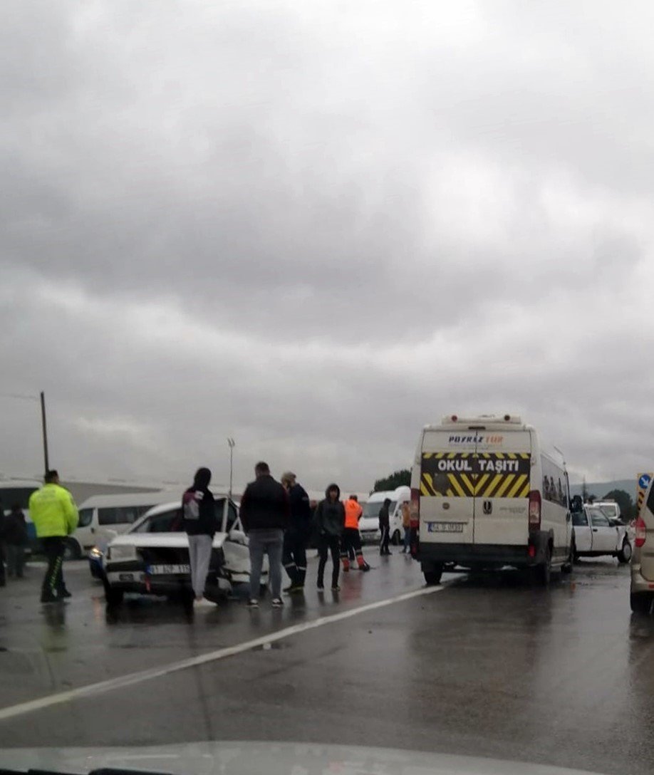 Bir anlık dikkatsizlik kazaya sebep oldu: 2 yaralı