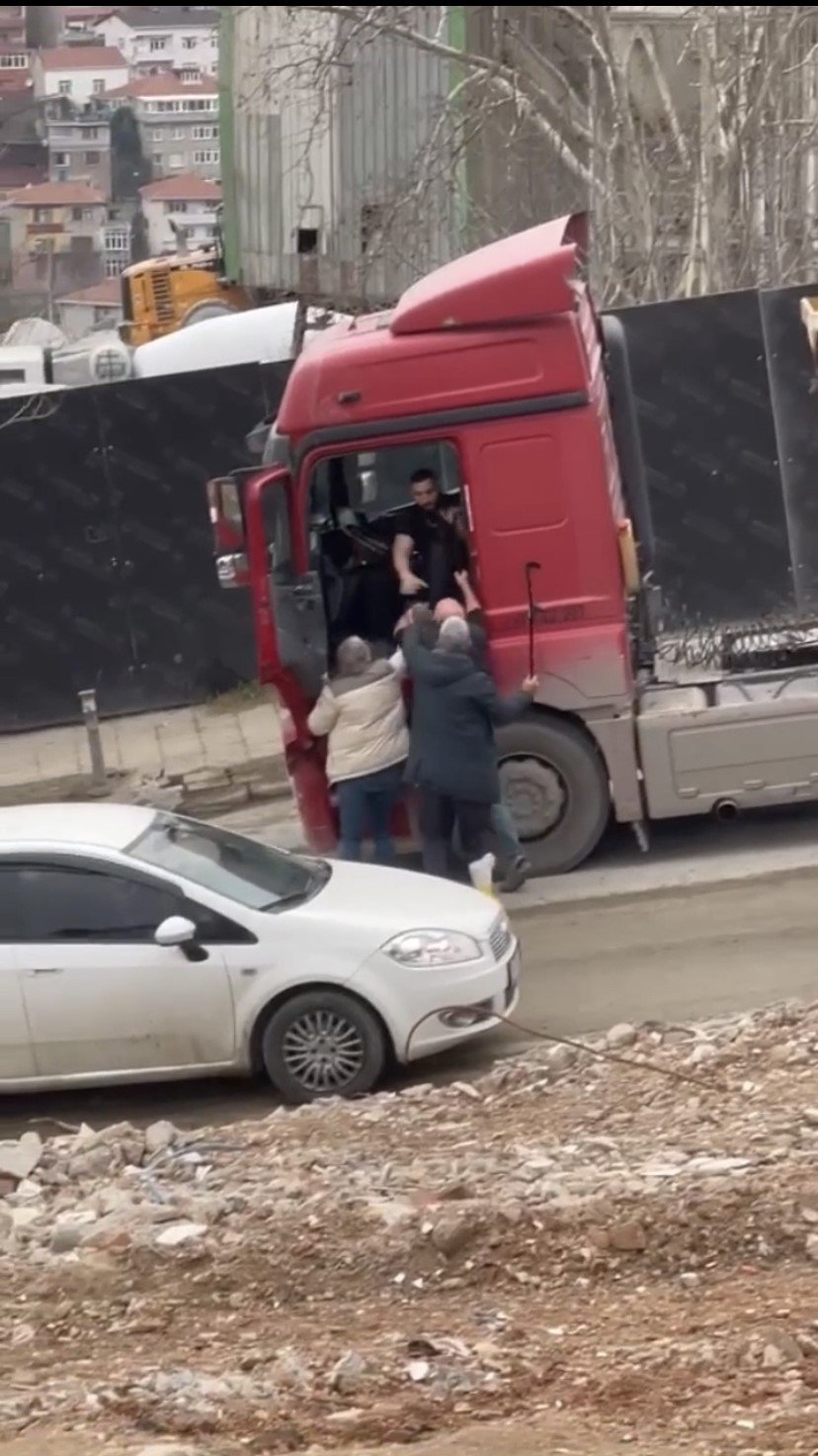 İstanbul’da bastonlu, bıçaklı ve yumruklu trafik kavgaları kamerada