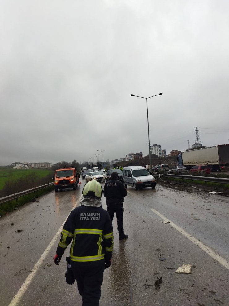 Karşı şeritte otomobile çarpan TIR'ın sürücüsü yaralandı