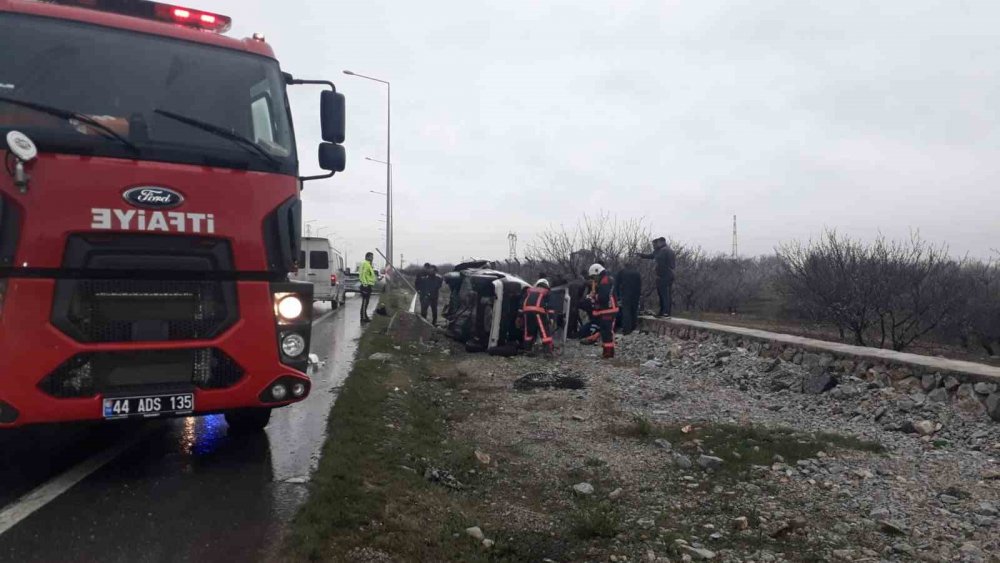 Kontrolden çıkan otomobil bariyerlere çarpıp yan yattı: 3 yaralı