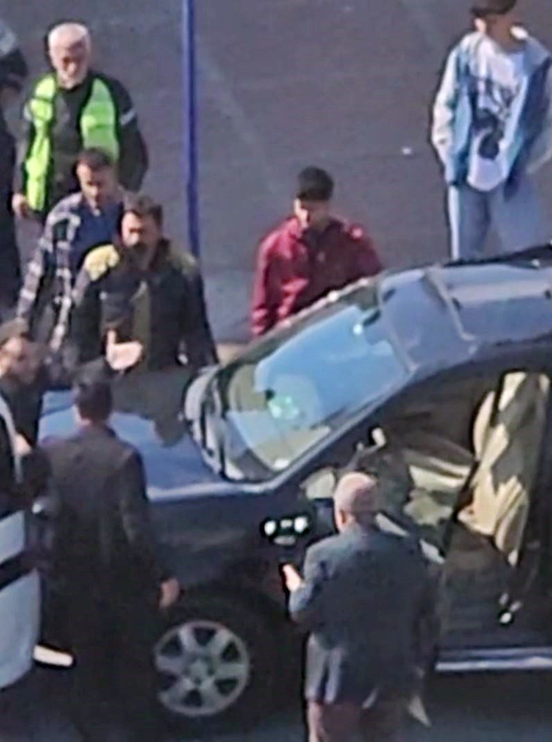 Kulak zarını patlatana kadar dövdüler, yanlış adamı dövdüklerini fark edince kaçtılar!