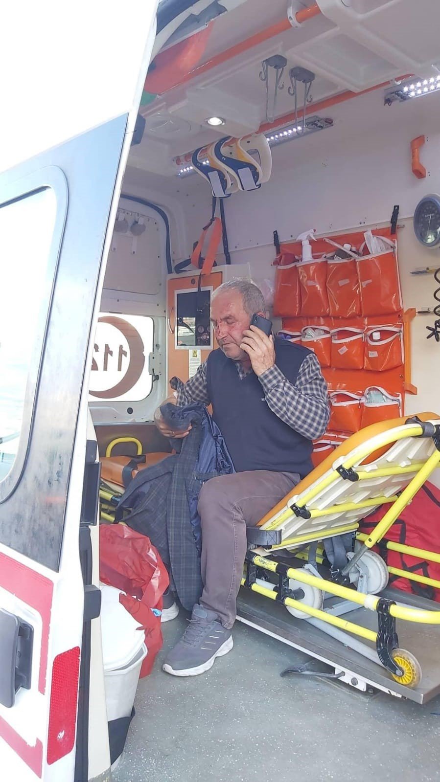 Kulak zarını patlatana kadar dövdüler, yanlış adamı dövdüklerini fark edince kaçtılar!