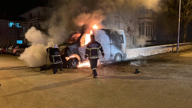 Park halindeki minibüste çıkan yangın, otomobile de sıçradı