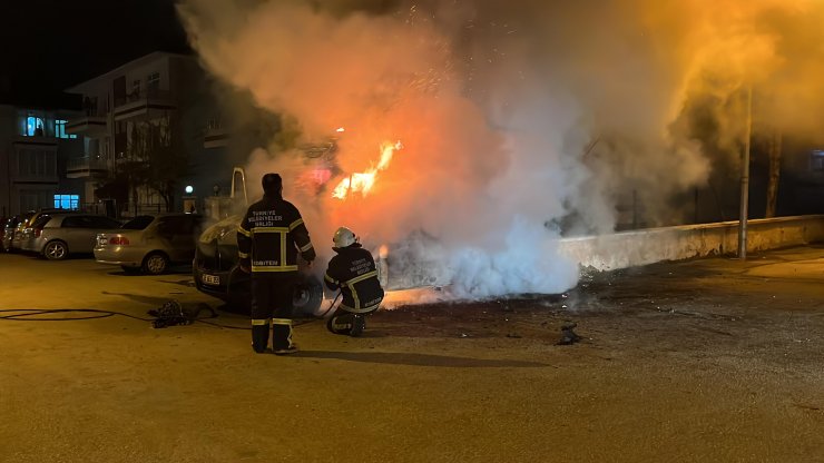 Park halindeki minibüste çıkan yangın, otomobile de sıçradı