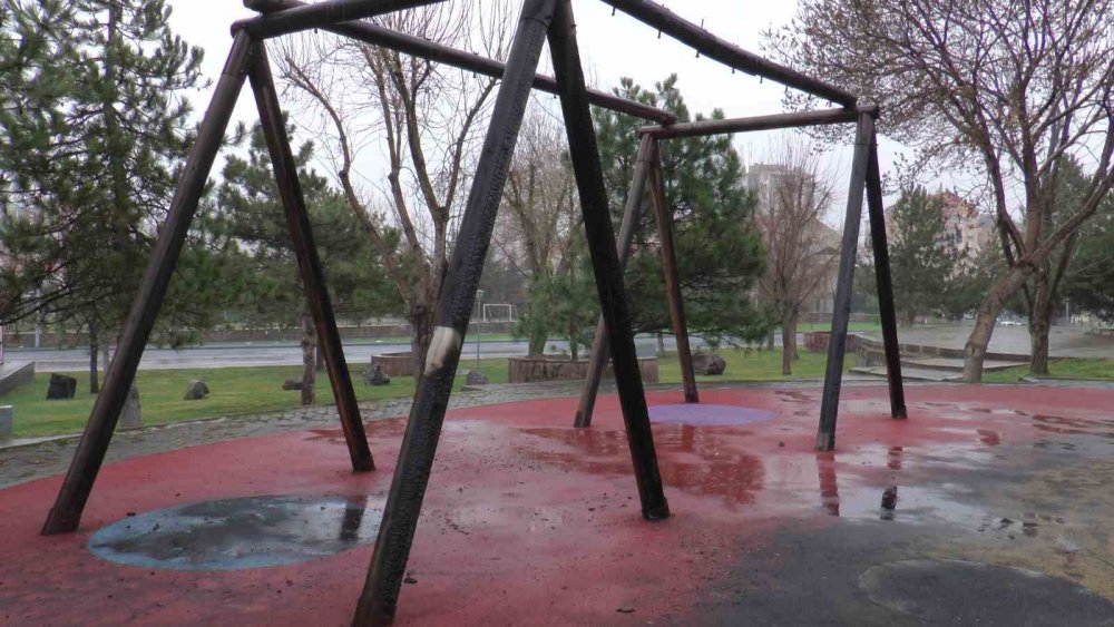 Park Yandı, oyuncaklar kül oldu