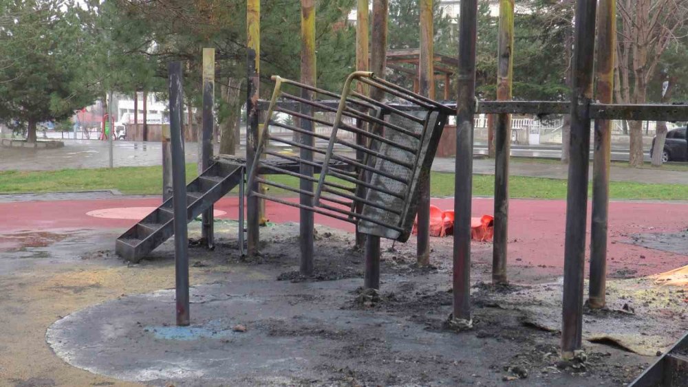 Park Yandı, oyuncaklar kül oldu