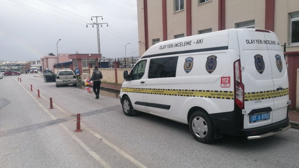 Silahla vuruldu, yaralı vaziyette aracını kullanarak karakola sığındı