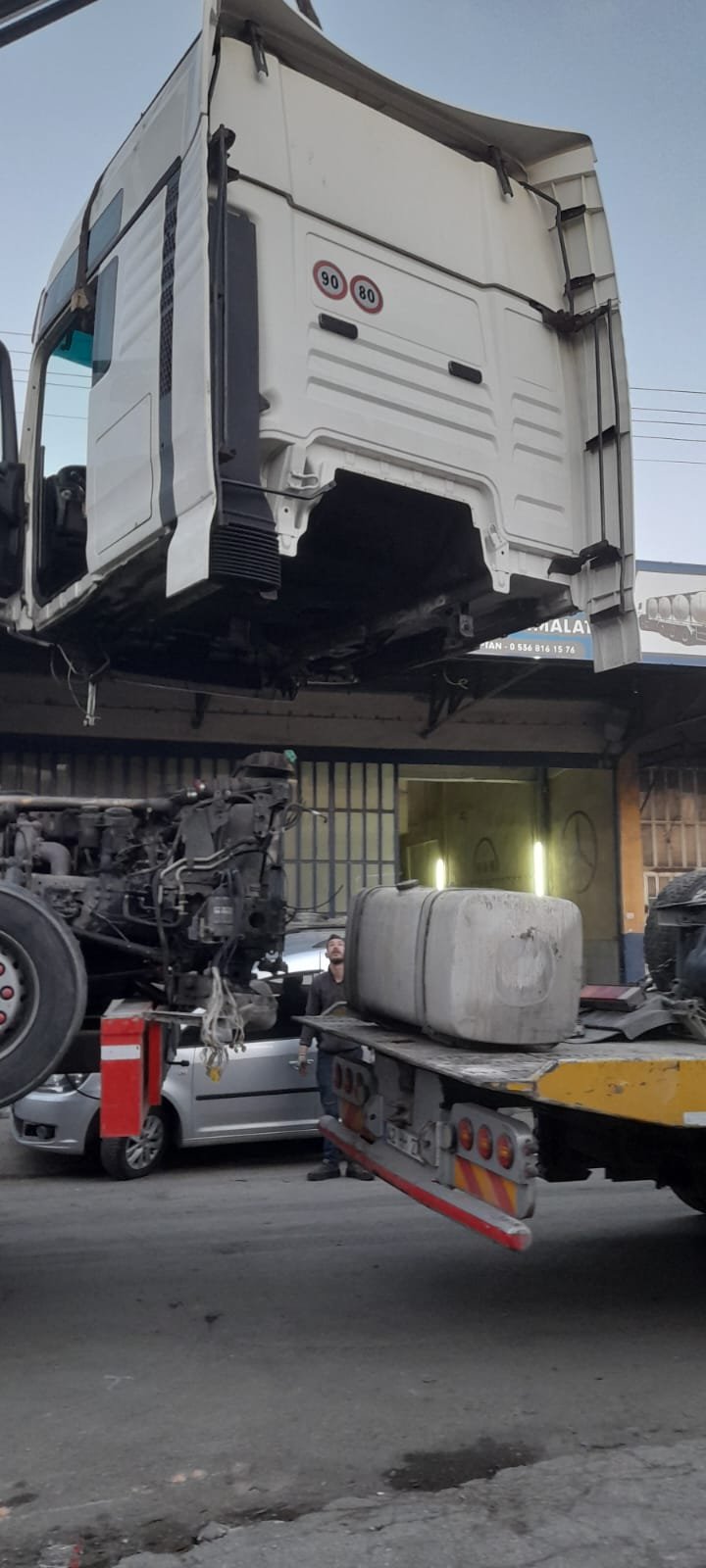 Yurt dışından getirilen hurdalık TIR'ları Konya'da parçalayıp, satmaya çalışmışlar