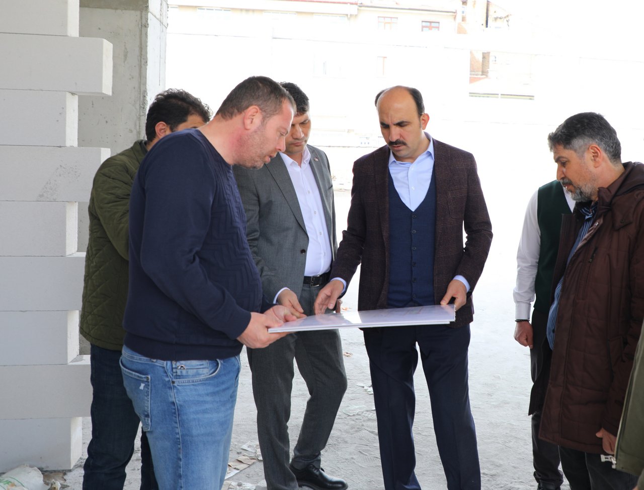 baskan-altay-tarihi-konya-lisesi-konferans-ve-spor-salonu-insaatini-inceledi-1.jpg