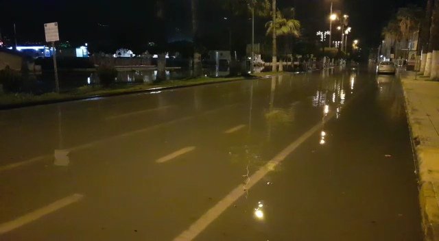 İskenderun'da denizin yükselmesi sonucu su baskını
