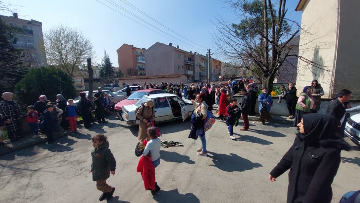 Kaldırımda yürürken otomobil çaptı! Anne ile 1'i bebek, 2 çocuğu yaralandı