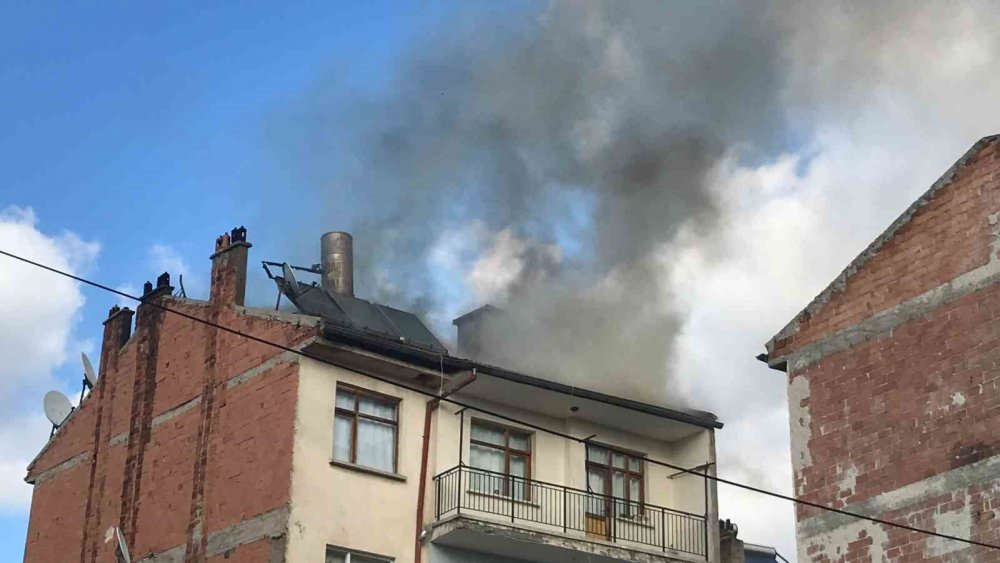Konya'da binanın çatısı alev alev yandı