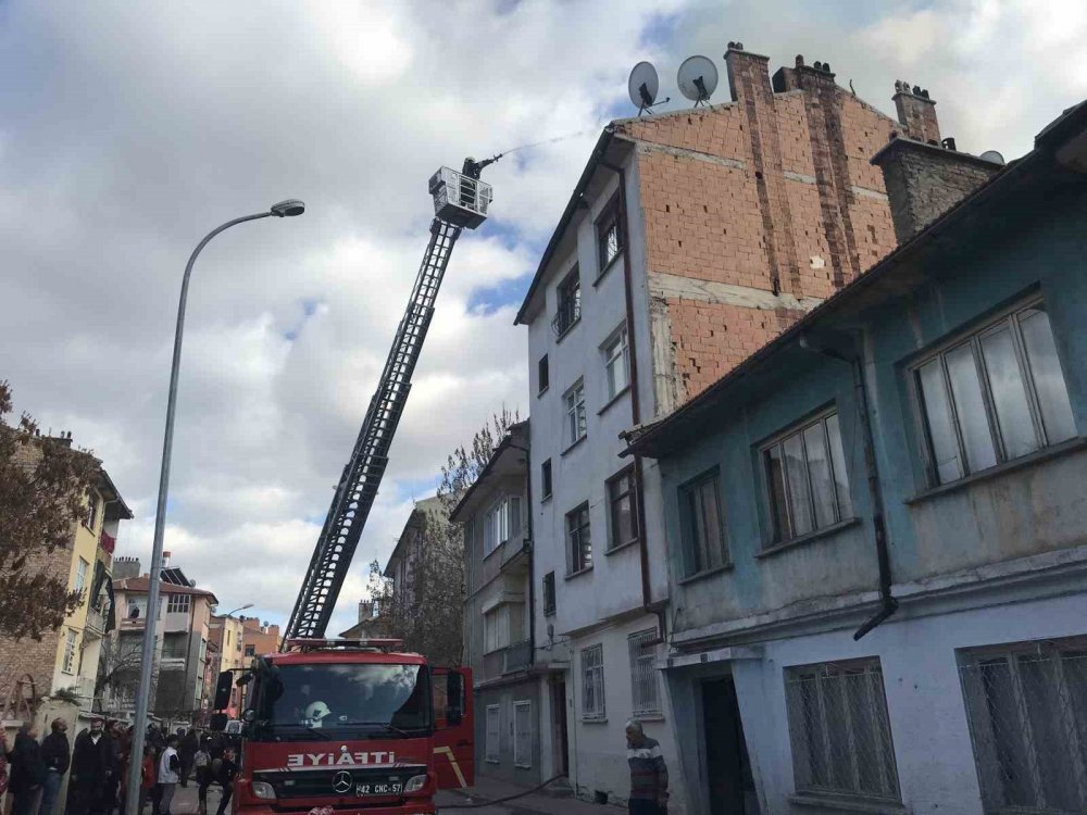 Konya'da binanın çatısı alev alev yandı
