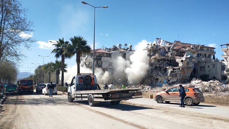 Ağır hasarlı 3 binanın kontrollü yıkımı kamerada