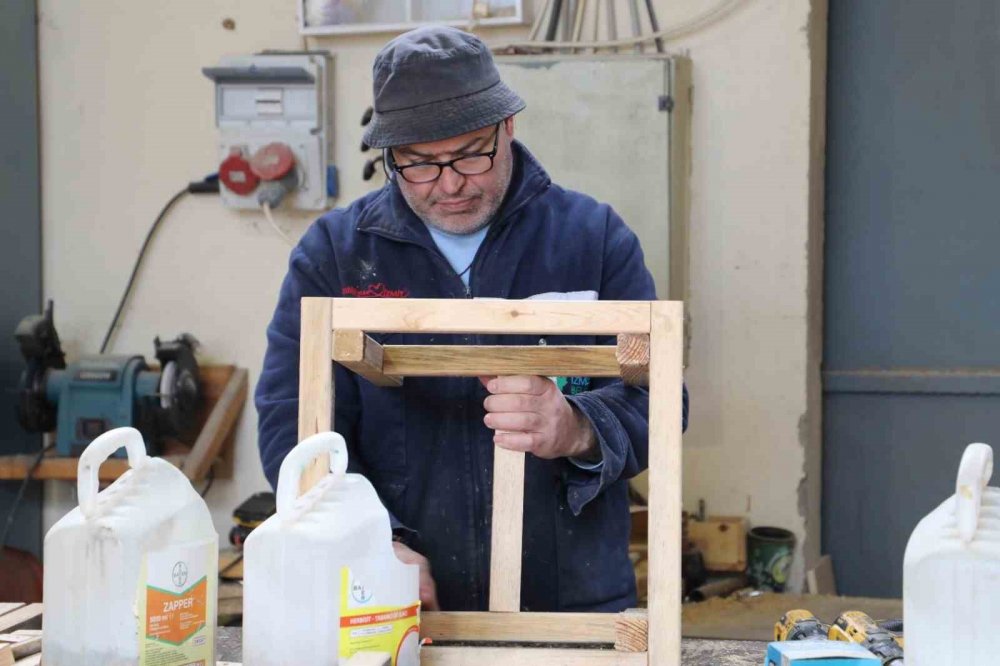 Deprem bölgesi için mobilya üretiyorlar