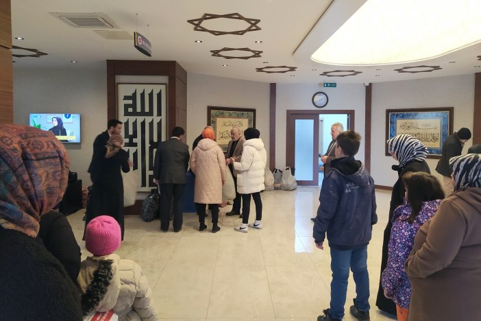 konya-karatay-yetimlere-bot-ve-mont-hediye-edildi-1.jpg