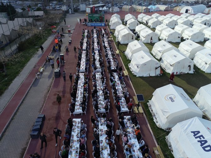 Deprem bölgesindeki 6 ilde ilk iftar yapıldı