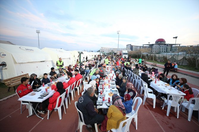 Deprem bölgesindeki 6 ilde ilk iftar yapıldı