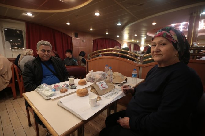 Hatay'daki gemi, çadır ve konteyner kentlerde ilk sahur