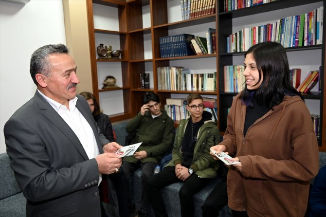 Konya'da kitap okuma yarışmasını kazanan öğrenciler ödüllerini aldı